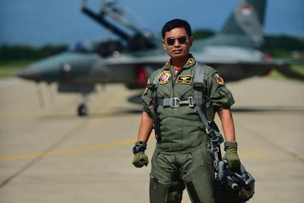 Pilot militer Indonesia berpose di depan pesawat tempur TNI AU